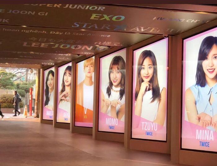 V nổi bật giữa 5 cô gái TWICE