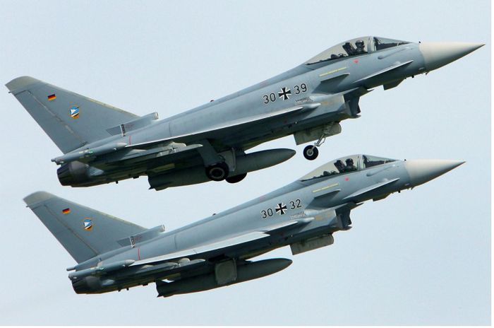 Theo đó, các phi công của lực lượng Không quân - "Luftwaffe" không có đủ số giờ bay tối thiểu hàng năm theo tiêu chuẩn của NATO. Trước đó trong năm 2018, NATO đã đặt ra tiêu chuẩn cho lực lượng phi công của các nước trong tổ chức này là tối thiểu 180 giờ bay/năm. Nguồn ảnh: Flickr.