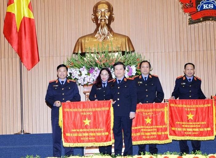  Viện trưởng VKSND tối cao Lê Minh Trí trao Cờ thi đua của Chính phủ cho Thanh tra VKSND tối cao tại Hội nghị triển khai công tác của ngành KSND năm 2019