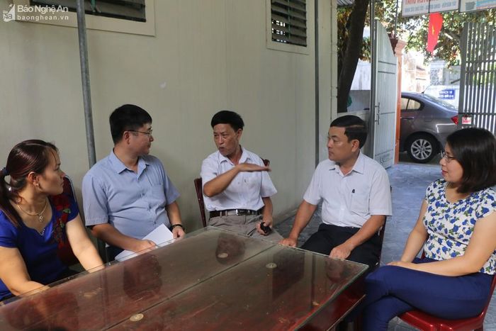 Bí thư chi bộ khối Xuân Hòa, Thị trấn Nam Đàn trao đổi về đóng góp của đảng viên hưu trí trong xây dựng HTCT cơ sở. Ảnh tư liệu: Gia Huy