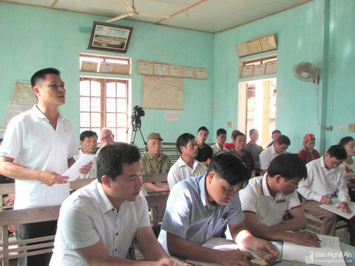 Đảng viên phát biểu tại sinh hoạt chi bộ bản Boong, xã Lạng Khê. Ảnh tư liệu: Bá Hậu