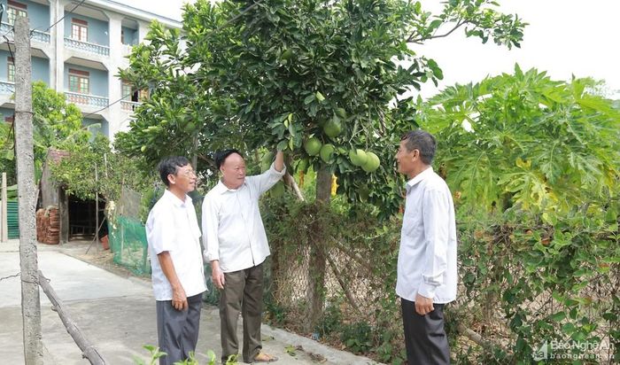 Bí thư Chi bộ xóm 9 xã Nghi Diên (Nghi Lộc) Phan Công Hưởng (bìa trái) thăm một hộ dân trên địa bàn. Ảnh: Quốc Sơn