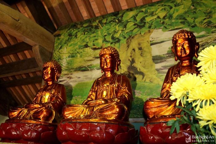 Nơi đây còn lưu giữ được nhiều hiện vật cổ kính với hàng chục pho tượng gỗ. Trên bàn thờ ở bái đường thờ bộ tượng Phật tam thế, tạc theo kiểu ngồi thiền, ngự tòa sen được xem là quý nhất.