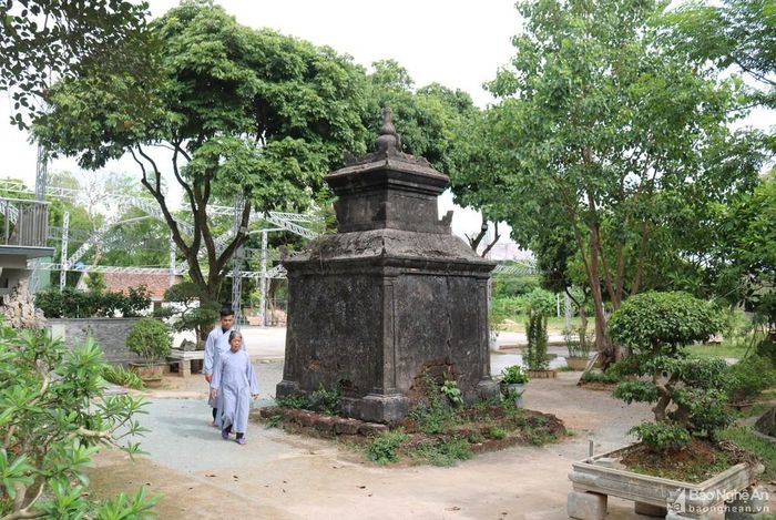 Trong khuôn viên chùa còn có 2 ngôi mộ cổ, táng ở phía trước, bên phải chùa. Tương truyền mộ lớn là nơi chôn cất các tượng Phật hư hỏng khi chùa cũ bị đổ sập do thiên tai và mộ nhỏ là nơi an nghỉ của một vị sư trụ trì đã có công lớn trong việc xây dựng lại chùa.