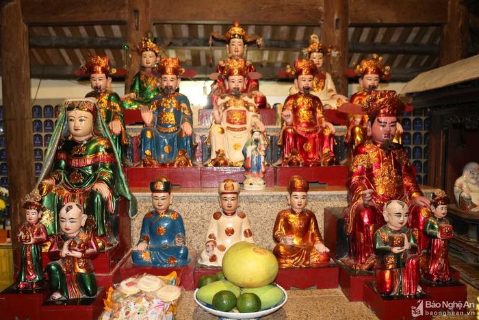 Hậu cung là nơi thờ khá nhiều tượng thánh, thần, trong đó có nhiều tượng các vị thánh nương.