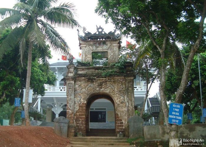 Theo tư liệu, chùa Viên Quang được xây dựng vào thời Lê, trên một quả đồi thấp. Ban đầu, chùa có tên là Sài Màng, sau khi bị một trận bão làm đổ sập, người địa phương đã đóng góp công sức xây dựng lại với tên mới là Viên Quang (hàm ý chỉ ánh sáng viên mãn, đẹp ngời). Cổng cổ chùa Viên Quang có kiến trúc 2 tầng, rêu phong cổ kính, được xây dựng bằng đá ong và trang trí, đắp nổi các hình tứ linh với nghệ thuật điêu luyện.