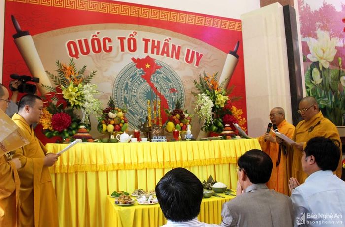 Tồn tại qua hàng trăm năm, chùa Viên Quang còn là nơi chứng kiến nhiều sự kiện lịch sử quan trọng của địa phương. Những năm 1930 - 1931 chùa là nơi hội họp của những người cách mạng tham gia hoạt động bí mật. Khi Pháp về lập đồn đóng quân tại đây, chúng đã biến chùa Viên Quang thành 1 trong 3 nơi giam cầm, tra tấn những người cán bộ, đảng viên trung kiên. Trong ảnh: Nghi lễ cúng Quốc tổ Hùng Vương tại chùa Viên Quang.