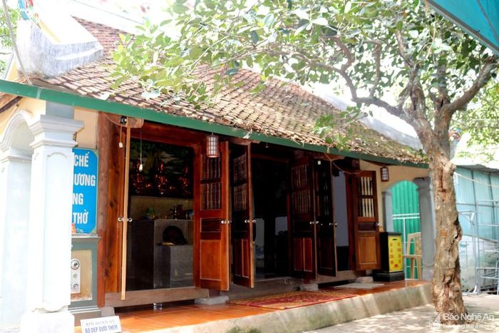 Hai công trình chính của chùa là bái đường (3 gian nằm ngang) và thượng cung 3 gian nằm dọc) xây dựng liền nhau có diện tích khá khiêm tốn. Trong ảnh: Nhà bái đường