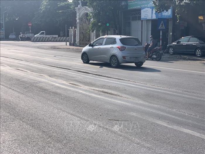 Mặt đường hằn lún vệt bánh xe nhiều điểm trên quốc lộ 5.