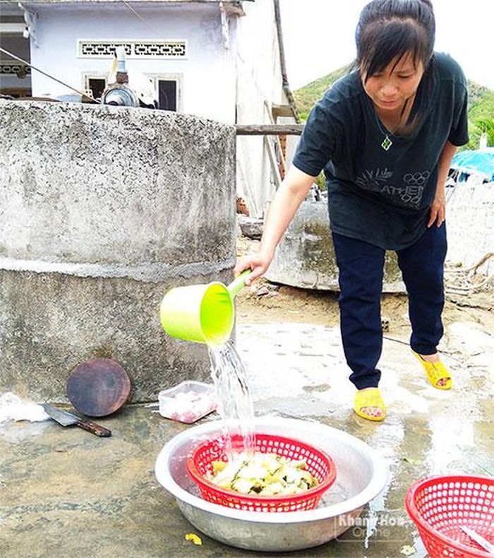  Người dân ở Vạn Lương còn đứng trước nỗi khổ thiếu nước sinh hoạt. 