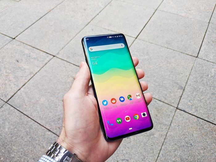 OnePlus 7 Pro là một trong rất nhiều smartphone Android tặng kèm củ sạc nhanh trong hộp, thứ mà iPhone vẫn chưa có. Ảnh: Business Insider.