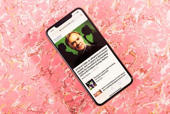 Với màn hình OLED kích thước lớn, iPhone XS Max là sản phẩm hoàn hảo để chơi game, xem phim. Ảnh: Business Insider.