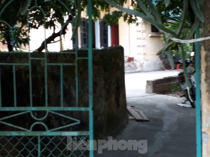Căn nhà nhỏ ở cuối ngõ 34, nơi xảy ra vụ bố đẻ đánh 2 con nhỏ nguy kịch - Ảnh: Hoàng Long
