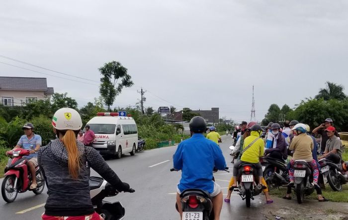 Khá đông người hiếu kỳ theo dõi vụ việc