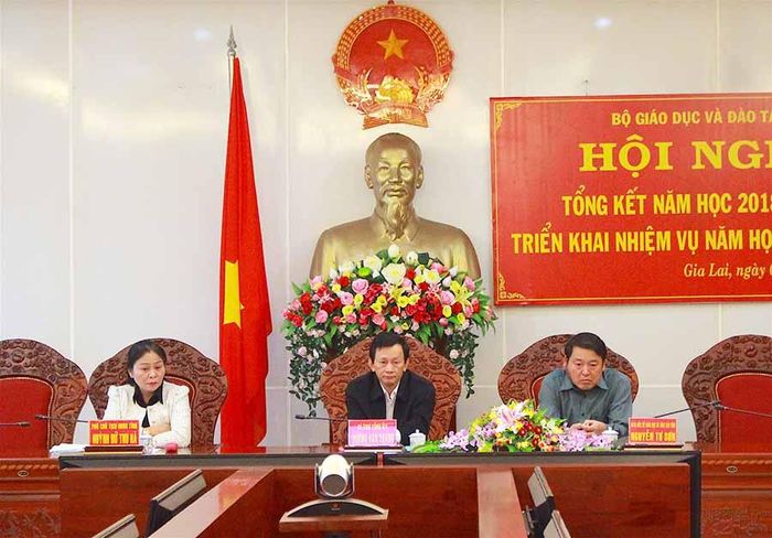 Các đồng chí lãnh đạo tỉnh Gia Lai chủ trì hội nghị. Ảnh: Hồng Thi 