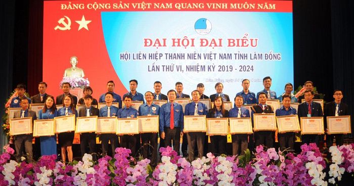Tặng Bằng khen Ủy ban Trung ương Hội LHTN Việt Nam cho các tập thể và cá nhân