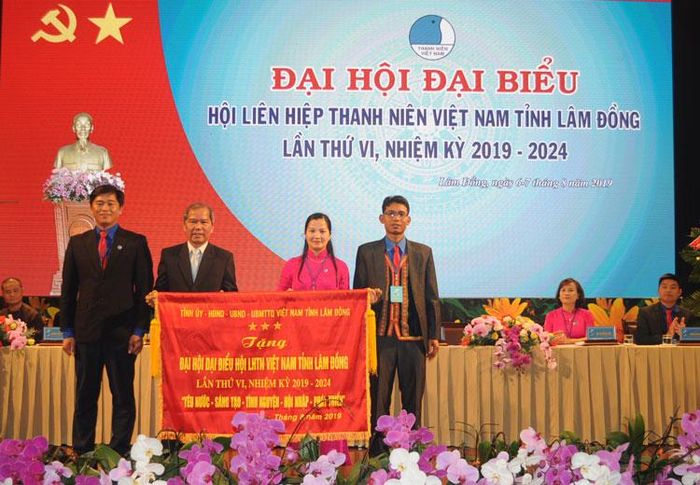 Bí thư Tỉnh ủy Lâm Đồng Nguyễn Xuân Tiến tặng bức trướng với nội dung “Yêu nước, sáng tạo, tình nguyện, hội nhập, phát triển” cho đại hội