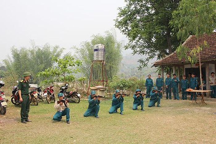 Lực lượng dân quân xã Chiềng Sơ (Sông Mã) trong giờ luyện tập.