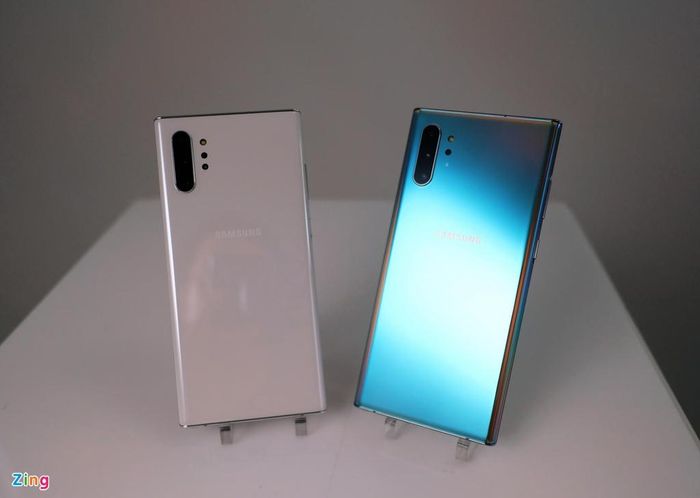 Ngoài bản đỏ và xanh đen, bộ đôi mới của Samsung cũng có màu xanh và trắng. Bản xanh cũng có thể tự đổi màu tùy theo góc độ phản xạ của ánh sáng. Giá bán của Note10 là 949 USD trong khi Note10+ lần lượt 1.099 USD cho bản 256 GB và 1.199 USD cho bản 512 GB.
