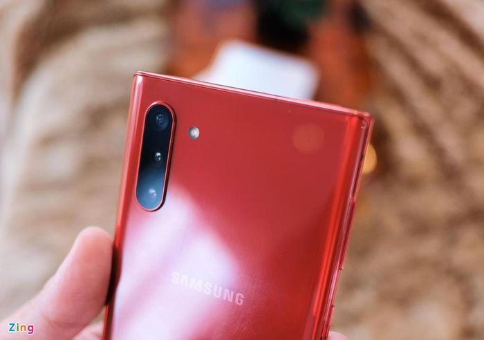 Galaxy Note10 trang bị cụm 3 camera sau, không có cảm biến ToF nhận biết độ sâu trường ảnh như trên mẫu Note10+. 3 camera này có độ phân giải lần lượt 12, 12 và 16 MP. Cảm biến ToF trên Note10+ độ phân giải VGA.