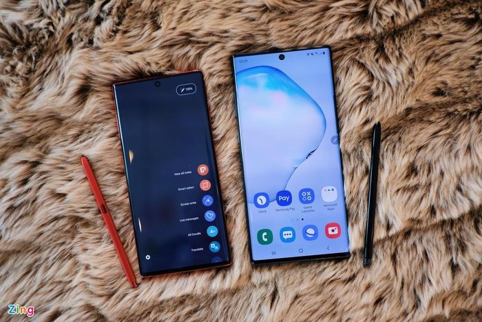 Đúng như những tin đồn trước đó, Galaxy Note10+ với màn hình lên đến 6,8 inch đã xuất hiện bên cạnh model tiêu chuẩn Galaxy Note10 màn hình 6,3 inch. Cả hai đều trang bị màn hình Infinity-O đục lỗ để đặt vị trí camera selfie, bốn cạnh còn lại có viền rất mỏng.