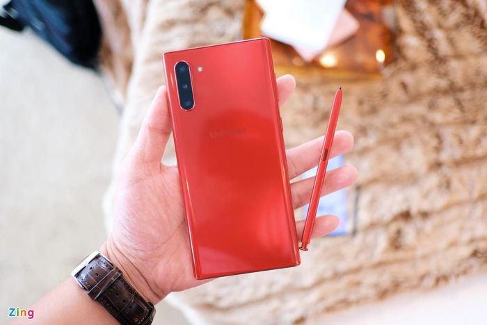 Đúng như dự đoán khi phiên bản Note10 sở hữu RAM 8 GB trong khi bản Note10+ có RAM 12 GB. Dung lượng lưu trữ tối đa trên Note10+ là 512 GB, sử dụng chuẩn lưu trữ UFS 3.0.