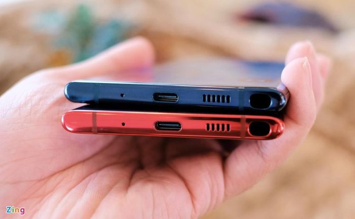 Galaxy Note10+ dày hơn đôi chút so với Note10. Viên pin của máy cũng có dung lượng lớn hơn (4.300 mAh so với 3.500 mAh).