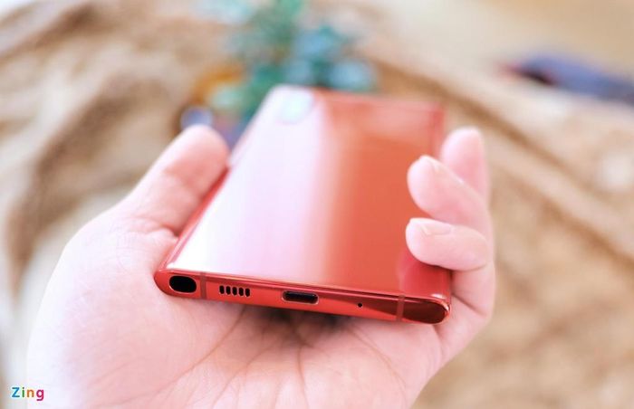 Galaxy Note10 và Note10+ loại bỏ cổng cắm tai nghe 3,5 mm. Với việc hãng sản xuất điện thoại lớn nhất đã sẵn sàng cho tương lai không dây, đã đến lúc chúng ta nói lời từ biệt cổng kết nối cổ điển này.