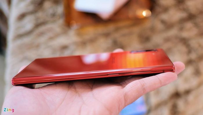 Tuy có kích thuớc lên đến 6,3 inch nhưng phiên bản Galaxy Note10 tiêu chuẩn khá gọn tay.