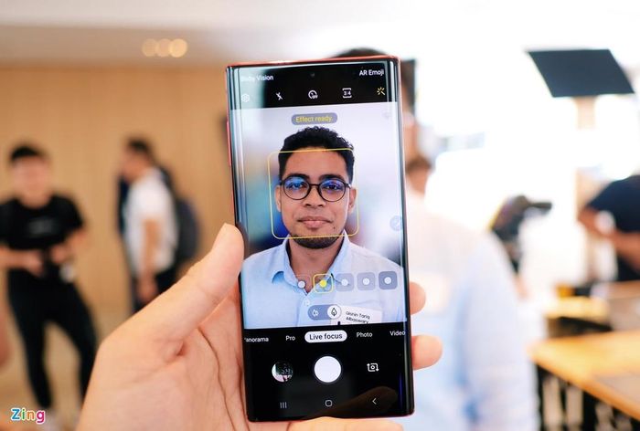 Tính năng Live Focus khi quay video đã được đưa lên bộ đôi Galaxy Note10 và Note10+ sau một thời gian chỉ có trên Galaxy A80. Đây là tính năng phù hợp với những người dùng thích làm vlog, livestream bởi nó giúp xóa mờ hậu cảnh.
