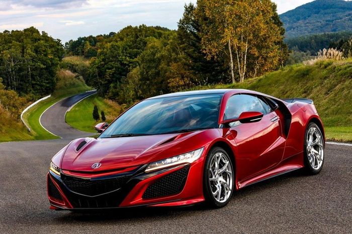 Ra mắt lần đầu vào thập niên 1990, Acura (hay Honda) NSX là một trong những "siêu xe Nhật" có cảm giác lái tốt nhất ở thời điểm đó. Sau 11 năm ngừng sản xuất, Acura NSX chính thức quay trở lại vào năm 2016. Acura NSX thế hệ hiện tại được trang bị động cơ V6 3.5L cho công suất 573 mã lực. Siêu xe này có giá khoảng 158.000 USD.