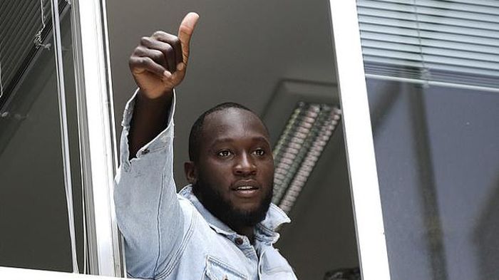 Lukaku chia vui với fan Inter sau khi hoàn tất hợp đồng