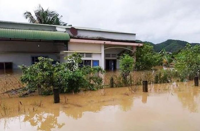 Nhà dân ở Lâm Đồng bị ngập sâu do mưa lớn trong những ngày qua