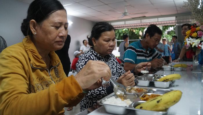 Thân nhân bệnh nhân vui vẻ dùng cơm tại Bếp yêu thương.