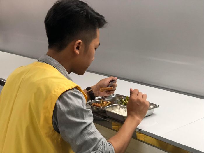Mỗi ngày có 5 khung giờ để thân nhân đến nhận cơm, bao gồm: 5 giờ, 6 giờ, 8 giờ, 14 giờ, 16 giờ. Thức ăn được đảm bảo an toàn vệ sinh thực phẩm.