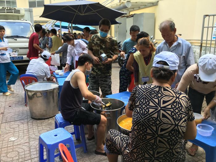 Hình ảnh hoạt động phát cơm lúc bếp chưa đưa vào hoạt động.
