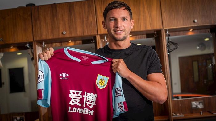 Drinkwater ra mắt màu áo mới Burnley