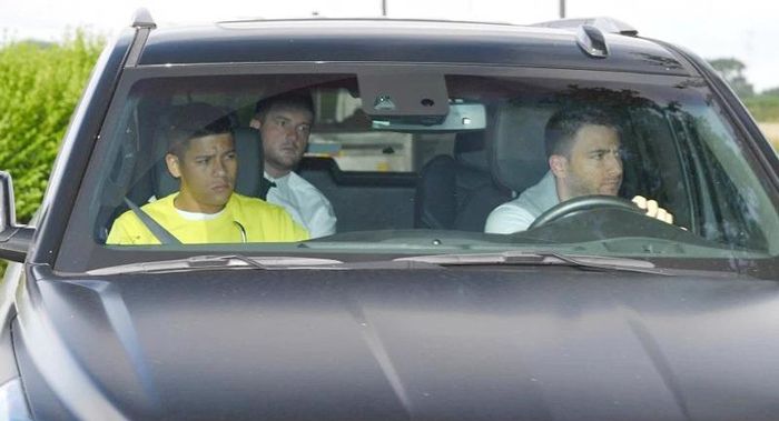 Marcos Rojo đến sân tập Carrington cùng người đại diện sáng nay (8/8)