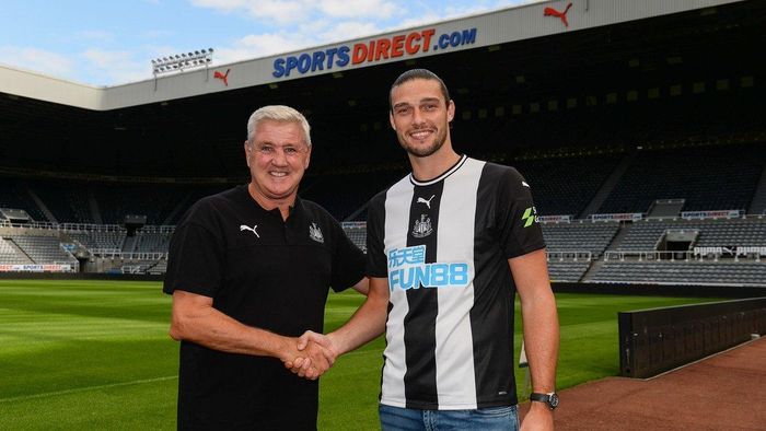 HLV Steve Bruce đón chào Andy Carroll