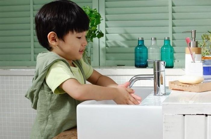 Thói quen rửa tay sạch sẽ mỗi khi ra ngoài về giúp trẻ ngăn ngừa nguy cơ mắc cảm cúm