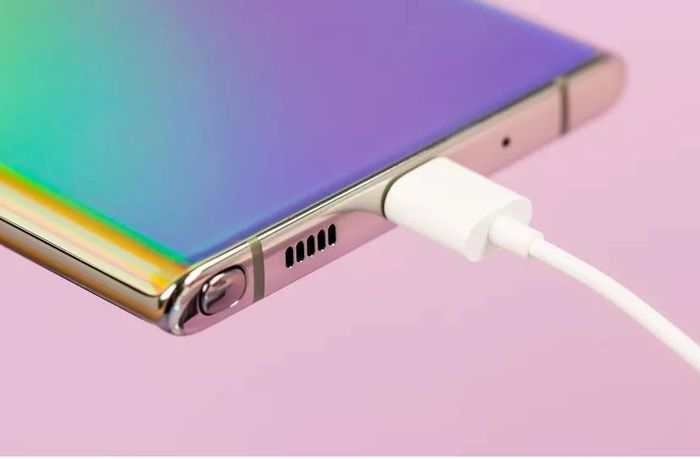 Samsung đã loại bỏ hoàn toàn giắc cắm tai nghe trên cả hai điện thoại. Bạn sẽ cần sử dụng cổng USB-C nếu bạn muốn sử dụng tai nghe có dây.