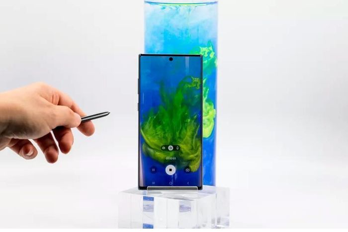Bút S Pen cũng có khả năng cử chỉ, do đó bạn có thể di chuyển qua các chế độ máy ảnh từ xa, phát một bản nhạc hoặc điều khiển bản trình bày Power Point.