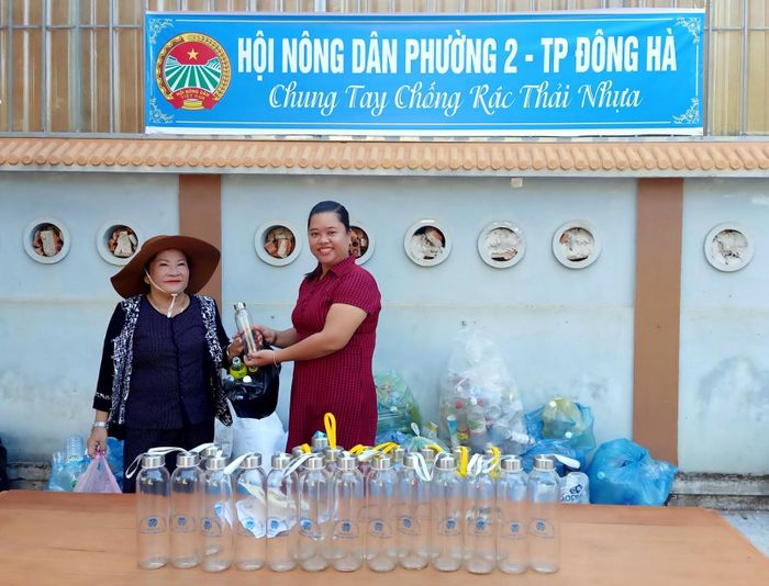 Người dân đổi chai nhựa lấy chai thủy tinh