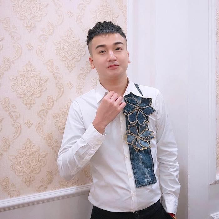  Nhận thấy trong mình có "máu" kinh doanh, năm 2015, Duy Long chuyển hướng, bắt đầu công việc kinh doanh thời trang trực tuyến. Dần dần, anh cũng tích góp được số vốn để mở một shop thời trang tại gia. Long cho biết khi bắt đầu kinh doanh, số vốn anh bỏ ra là 40 triệu và không có sự giúp đỡ của bất kỳ ai. 
