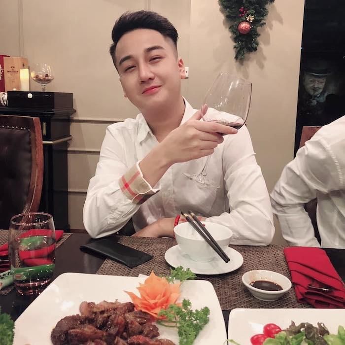  Khi được hỏi về lý do vì sao Duy Long lại chọn công việc kinh doanh, anh chia sẻ: “Mình vô tình nổi tiếng trên mạng xã hội chứ không hề đặt ra mục tiêu là kiếm tiền từ các clip. Là người thích làm vlog nhưng để làm được điều đó đòi hỏi phải đầu tư nhiều thời gian bởi vậy mình quyết định sẽ tập trung cho công việc kinh doanh”. 