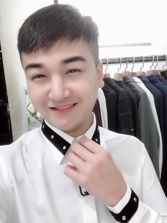  “Trong kinh doanh, khó khăn đầu tiên là tiếp cận với khách hàng. Mình tự tay lựa chọn những mẫu đẹp nhất, kể cả khi trời mưa gió, bằng mọi giá, mình cũng sẽ chở hàng về. Dù đôi lúc vất vả, mình cảm thấy rất vui vì được làm công việc mà bản thân đam mê", Duy Long tâm sự. 