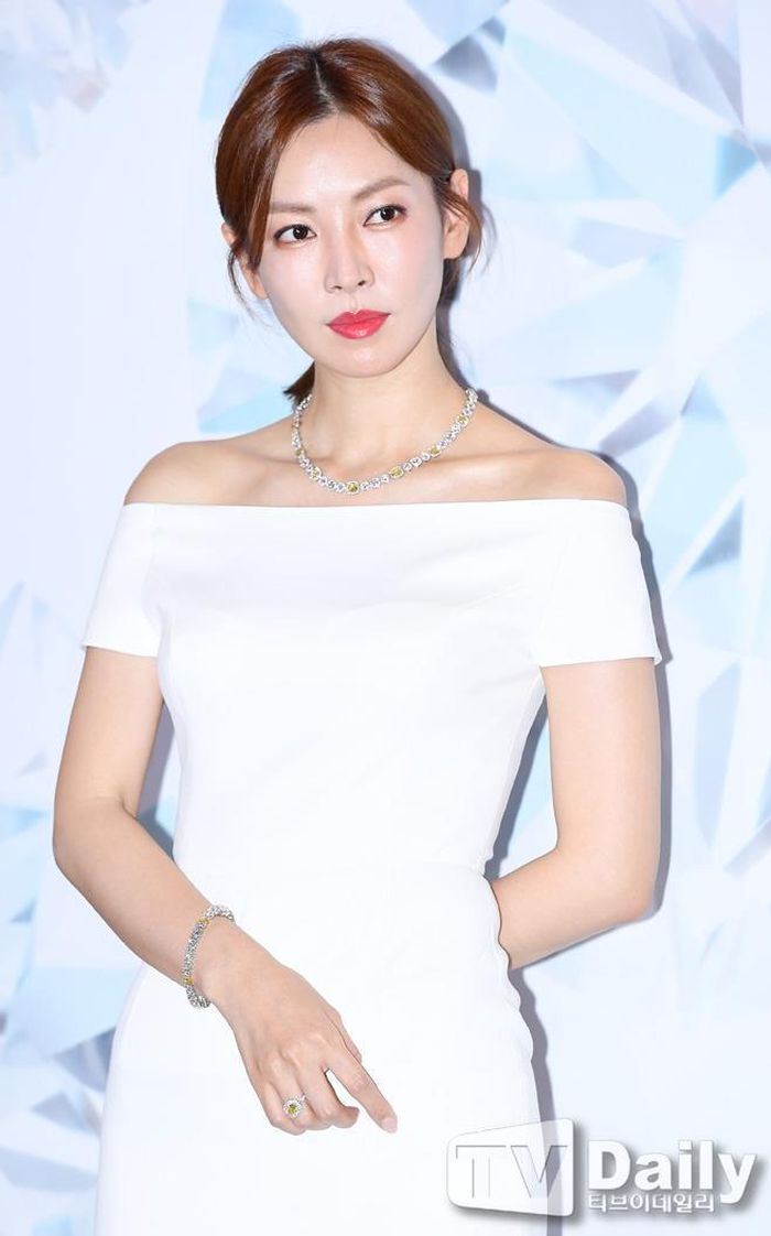 Gần đây, Kim So Yeon có bộ phim cuối tuần mang đề tài gia đình Mother Of Mine khá ăn khách. Bên cạnh đóng phim, nữ diễn viên cũng đang tận hưởng quãng thời gian mới cưới bên chồng là nam diễn viên Lee Sang Woo. Cặp sao kết hôn năm 2017 nhưng chưa lên kế hoạch sinh con. 