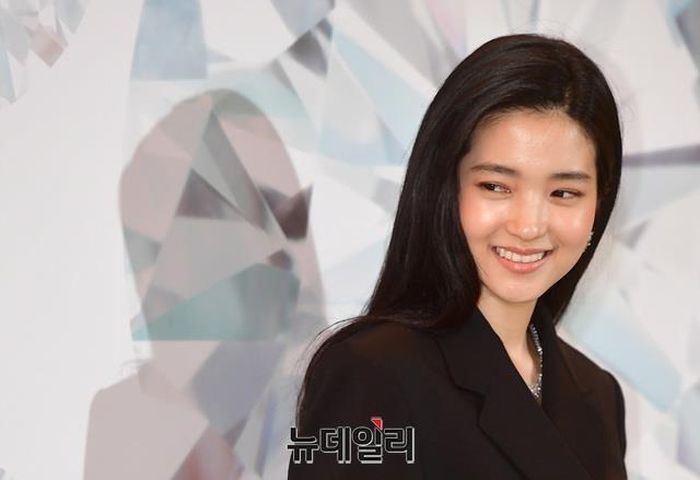 Kim Tae Ri nổi tiếng qua cảnh nóng đồng tính trong bộ phim The Handmaiden năm 2016.