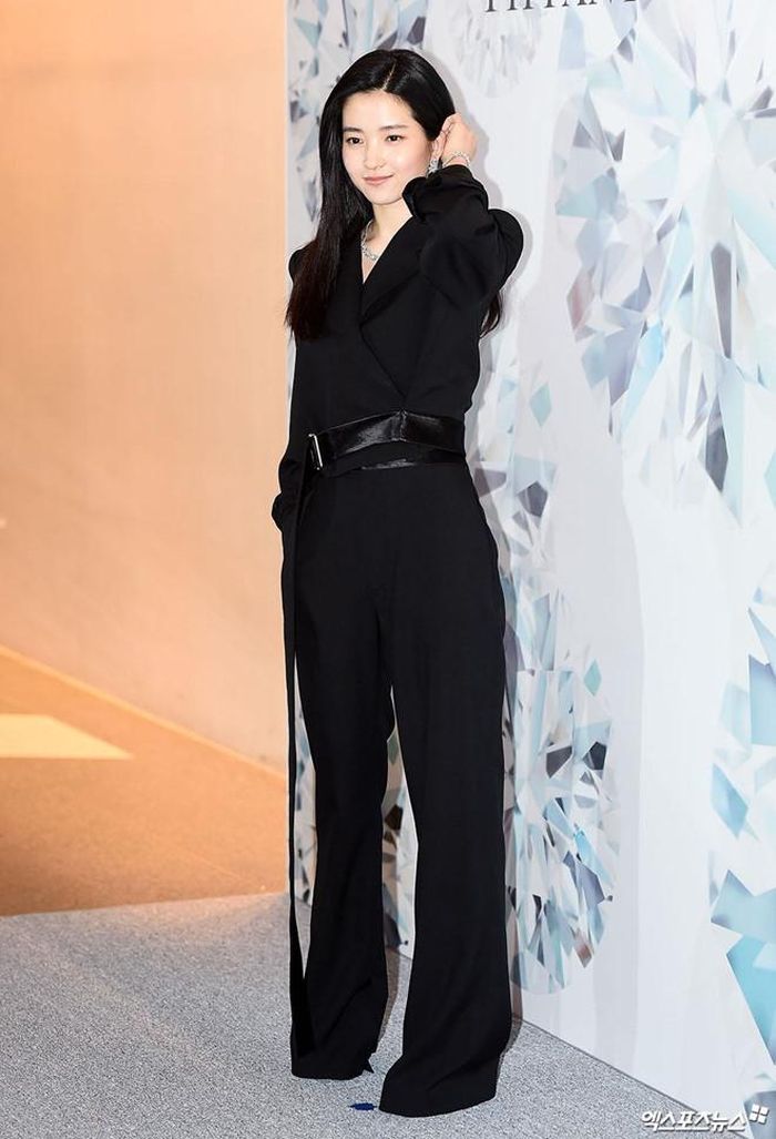 Nữ diễn viên Kim Tae Ri chọn phong cách menswear mạnh mẽ trong bộ jumpsuit màu đen, kiểu dáng áo vest. Nữ diễn viên 29 tuổi cũng gây ấn tượng khi trang điểm theo tông màu tự nhiên, mộc mạc đến dự sự kiện. 