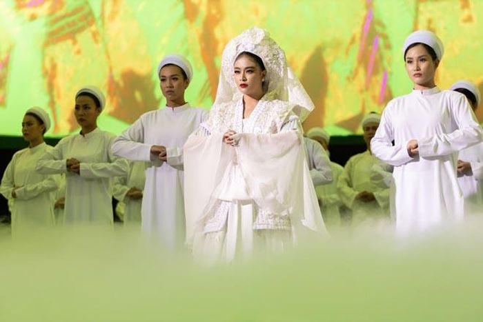 Hình ảnh Hoàng Thùy Linh trong MV "Tứ phủ"